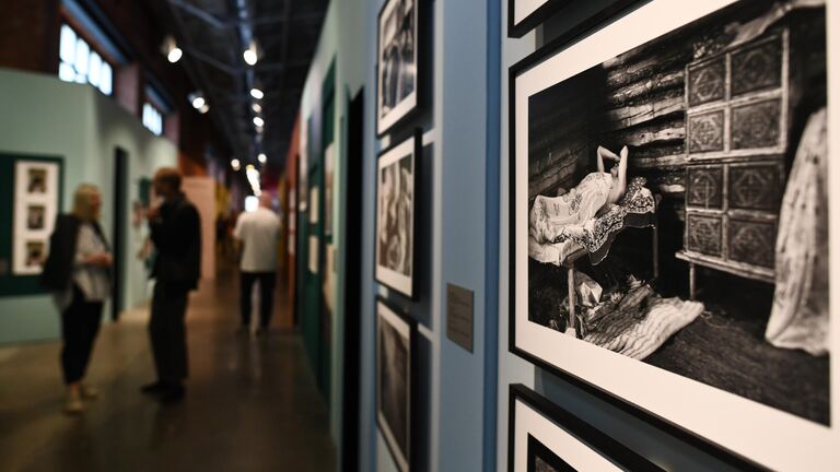 Посетители на фотовыставке Чувство дома в Еврейском музее и центре толерантности в Москве