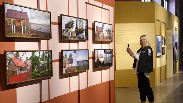 Посетитель на фотовыставке Чувство дома в Еврейском музее и центре толерантности в Москве.