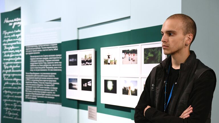 Посетитель на фотовыставке Чувство дома в Еврейском музее и центре толерантности в Москве