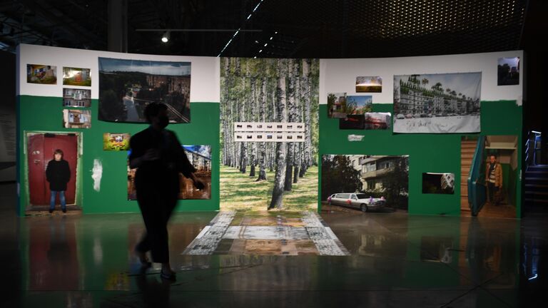 Посетитель на фотовыставке Чувство дома в Еврейском музее и центре толерантности в Москве