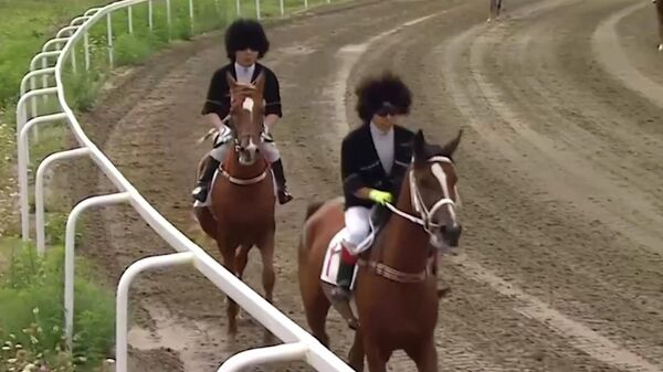 Первая порода чеченских лошадей, выведенная в Чечне, приняла участие в скачках Большой Грозненский Приз. Дерби