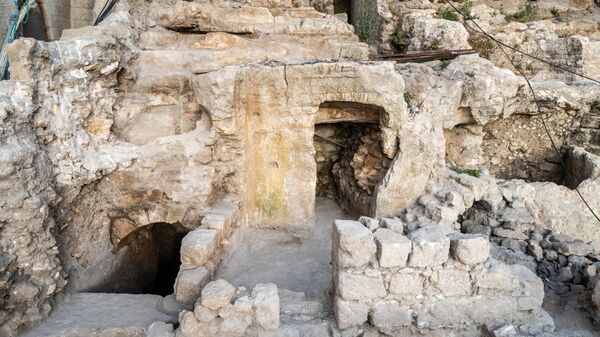 Вид на ритуальную баню и окружающие ее руины сооружений иродианского периода
