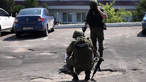 Корреспондент РИА Новости рассказывает о работе следователей на месте обстрела завода Донфрост