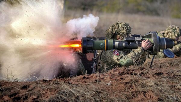 Украинский военнослужащий стреляет из противотанкового оружия NLAW