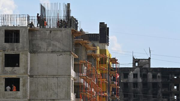 Строители бригад военно-строительного комплекса Министерства обороны РФ на строительстве жилых домов в Мариуполе