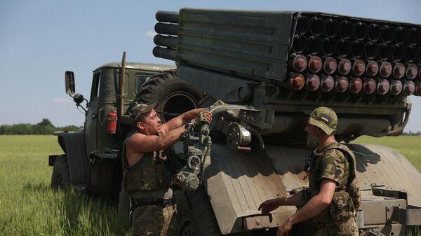 Украинские артиллеристы готовятся к стрельбе из реактивной системы залпового огня БМ-21 Град