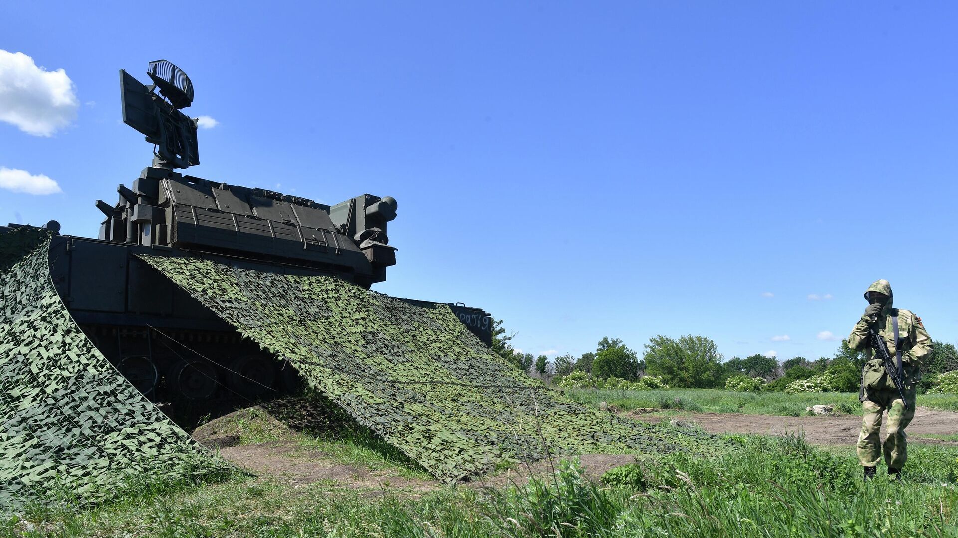 Военнослужащий Вооруженных сил России обходит территорию у зенитного ракетного комплекса Тор М2У - РИА Новости, 1920, 20.08.2022