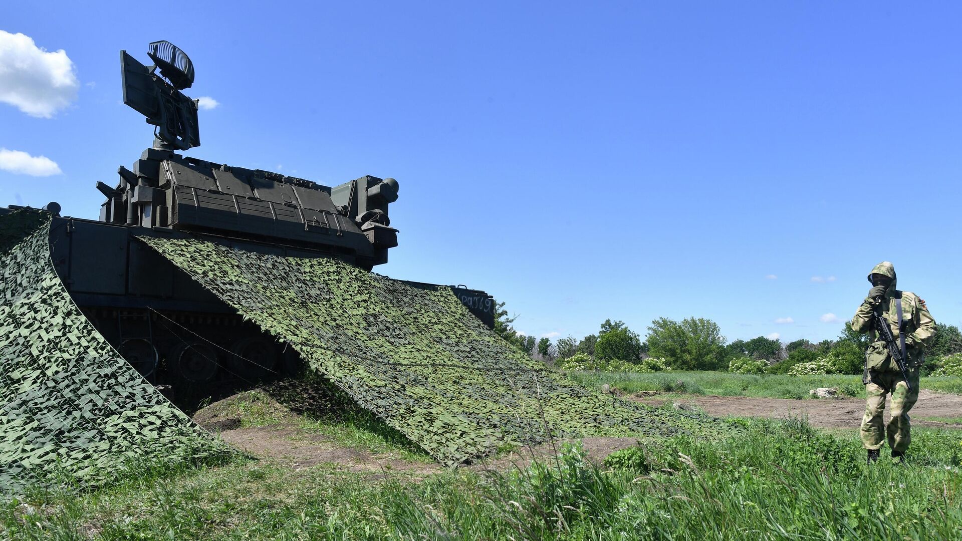 Военнослужащий Вооруженных сил России обходит территорию у зенитного ракетного комплекса Тор М2У - РИА Новости, 1920, 20.08.2022