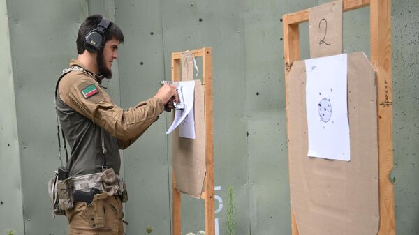 Инструктор на занятии по стрельбе из пистолета на базе центра подготовки спецназа в Гудермесе