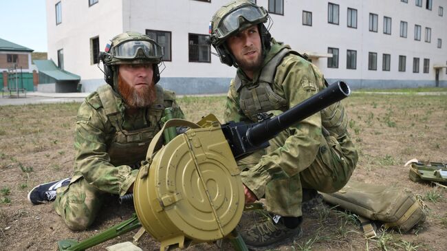 Занятие по стрельбе из гранатомёта АГС-30 с военнослужащими специального полка полиции имени Героя России Ахмата-Хаджи Кадырова на базе центра подготовки спецназа в Гудермесе