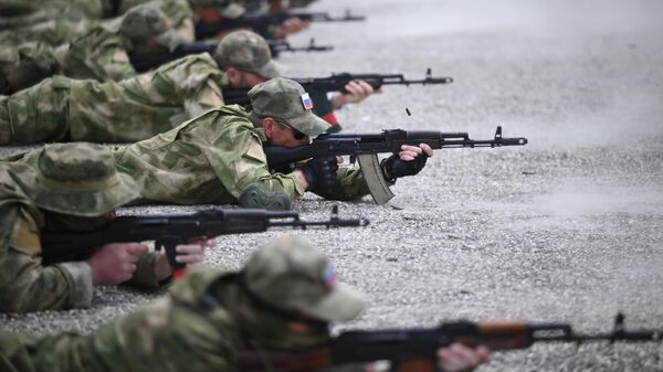 Добровольцы на занятии по стрельбе из автоматов Калашникова на базе центра подготовки спецназа в Гудермесе