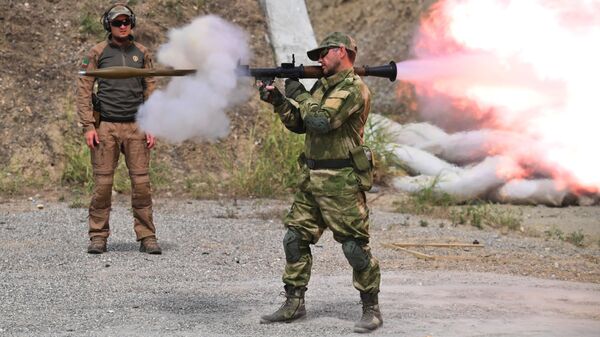Доброволец стреляет из ручного противотанкового гранатомета рпг-7 на базе центра подготовки спецназа в Гудермесе