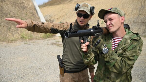 Инструктор проводит занятие с добровольцем по стрельбе из ручного противотанкового гранатомета рпг-7 на базе центра подготовки спецназа в Гудермесе