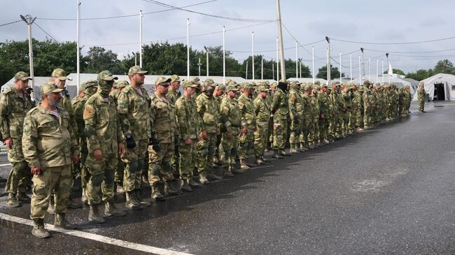 Добровольцы на построении в палаточном лагере