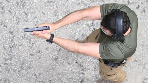 Инструктор на занятии по стрельбе из пистолета на базе центра подготовки спецназа в Гудермесе