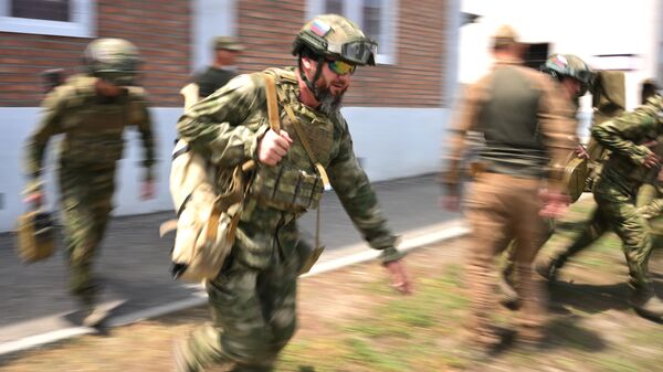 Занятие с военнослужащими специального полка полиции имени Героя России Ахмата-Хаджи Кадырова на базе центра подготовки спецназа в Гудермесе