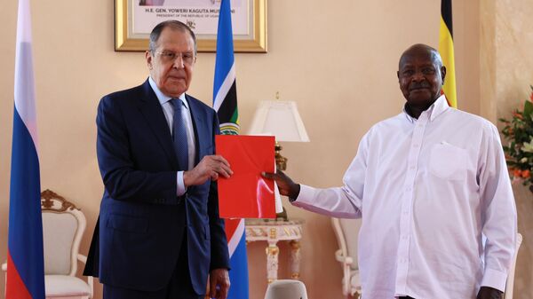 Министр иностранных дел РФ Сергей Лавров и президент Республики Уганда