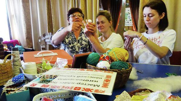 Галина Дроздова проводит мастер-класс по изготовлению вепсской куклы