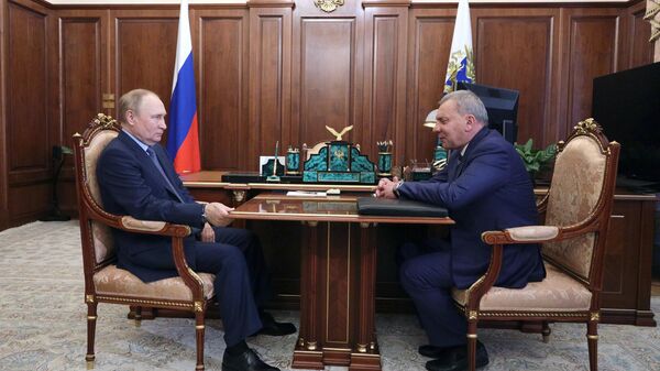 Президент РФ Владимир Путин и генеральный директор корпорации Роскосмос Юрий Борисов
