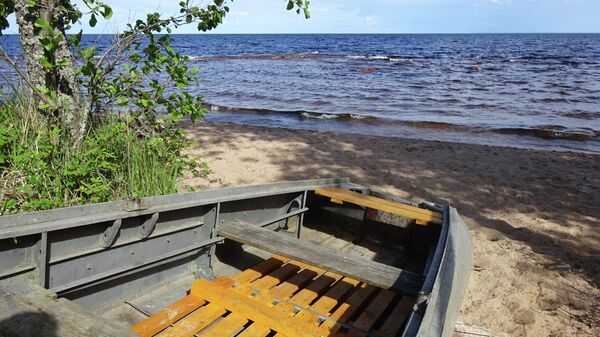 Памятник природы Щелейки, лодка на Онежском озере