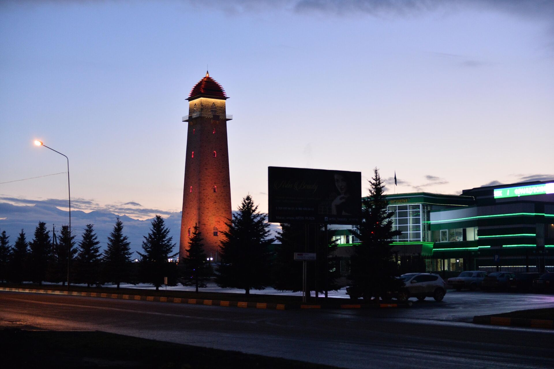 100-метровая Башня Согласия и здание телерадиокомпании (справа) в городе Магас. - РИА Новости, 1920, 27.07.2022