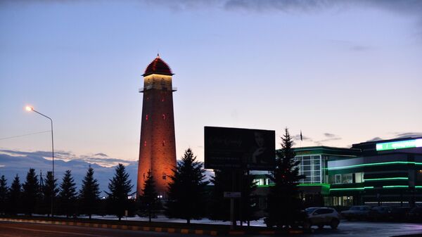 100-метровая Башня Согласия и здание телерадиокомпании (справа) в городе Магас.