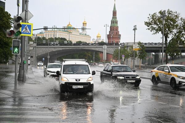 Автомобили во время дождя в центре Москвы