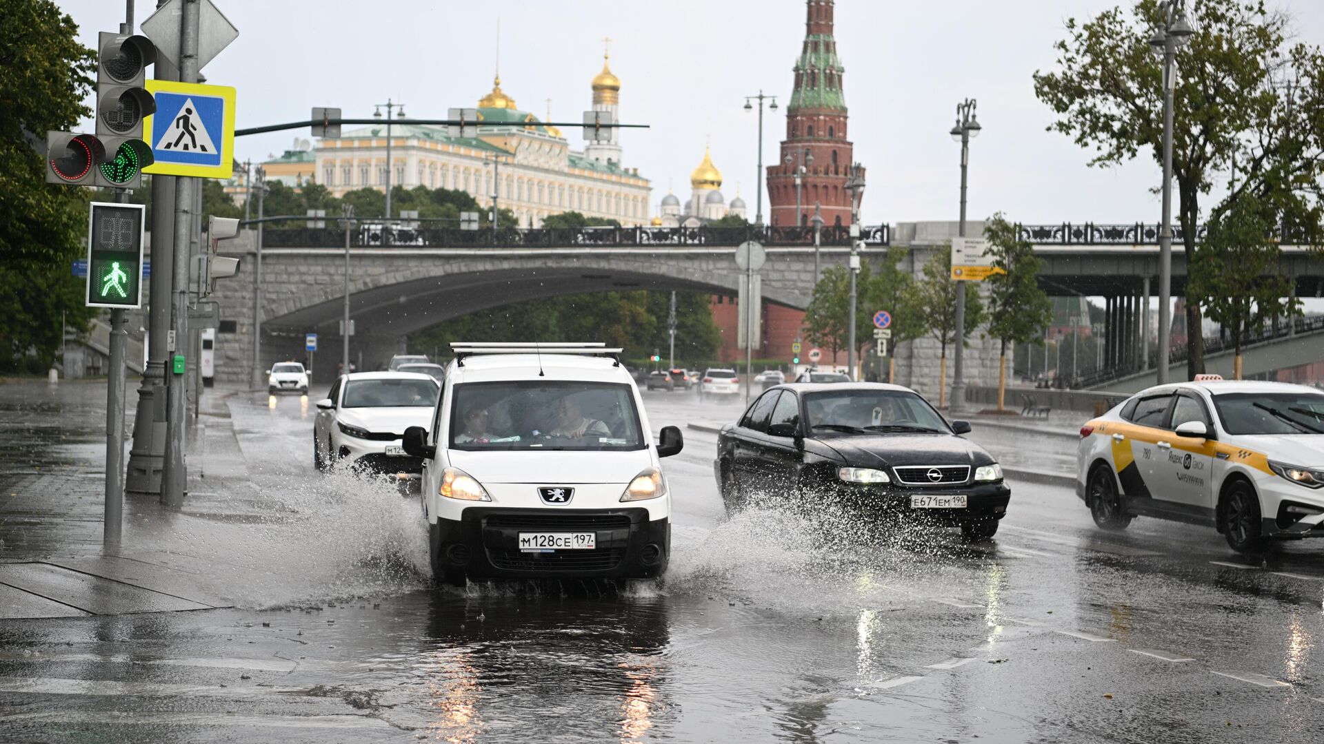 Автомобили во время дождя в центре Москвы - РИА Новости, 1920, 18.09.2022