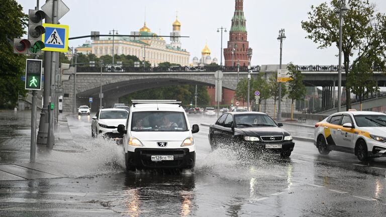 Автомобили во время дождя в центре Москвы