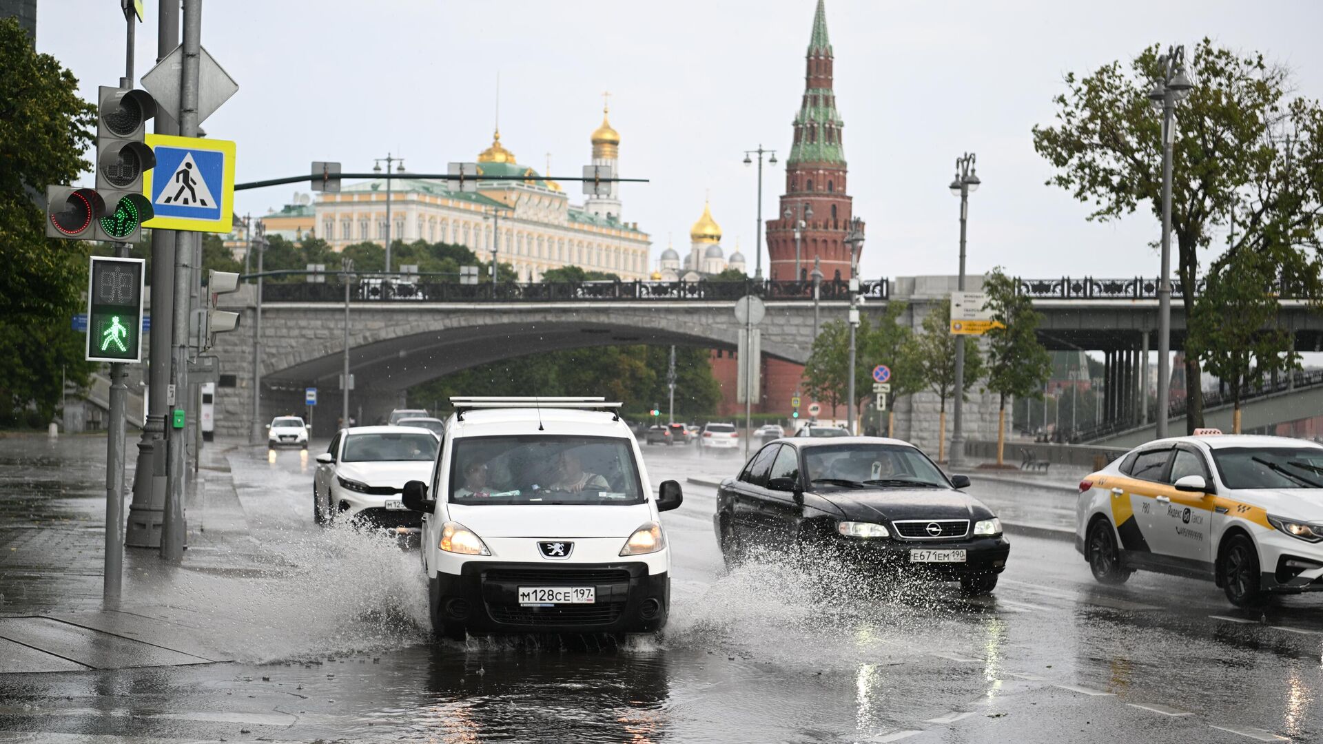 Автомобили во время дождя в центре Москвы - РИА Новости, 1920, 27.07.2022
