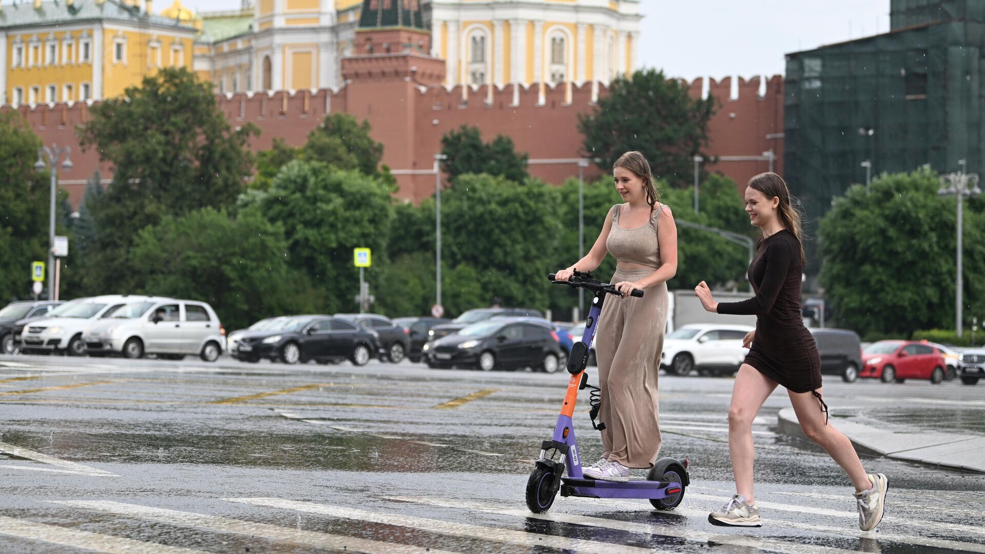 Девушки переходят улицу по лужам в Москве - РИА Новости, 1920, 05.08.2024