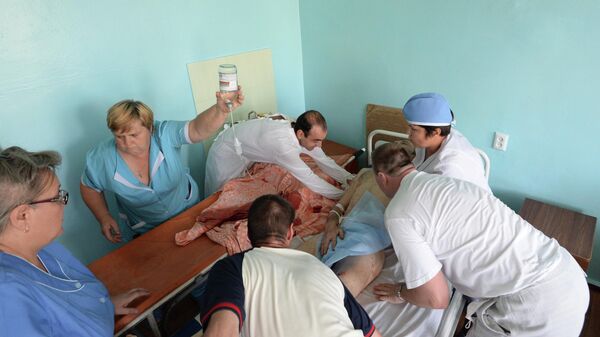  Врачи городской больницы оказывают помощь жителю Горловки, раненному во время артиллерийского обстрела города украинской армией.