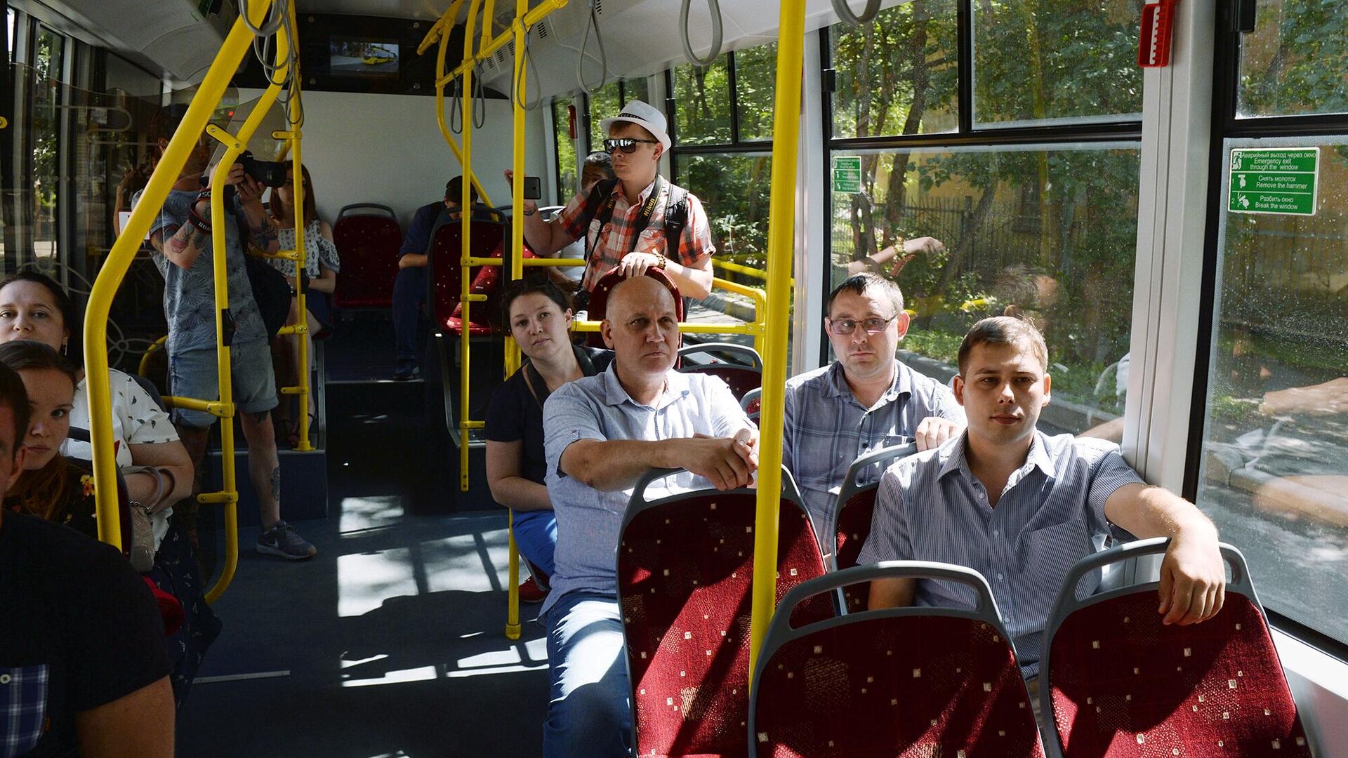 Пассажиры в салоне автобуса - РИА Новости, 1920, 26.07.2022
