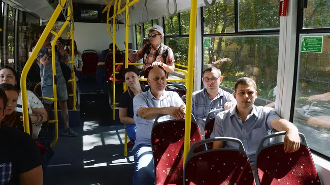 Пассажиры в салоне автобуса