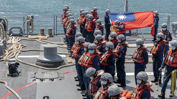 Личный состав ВМС Тайваня на военном корабле во время ежегодных учений Хань Куанг