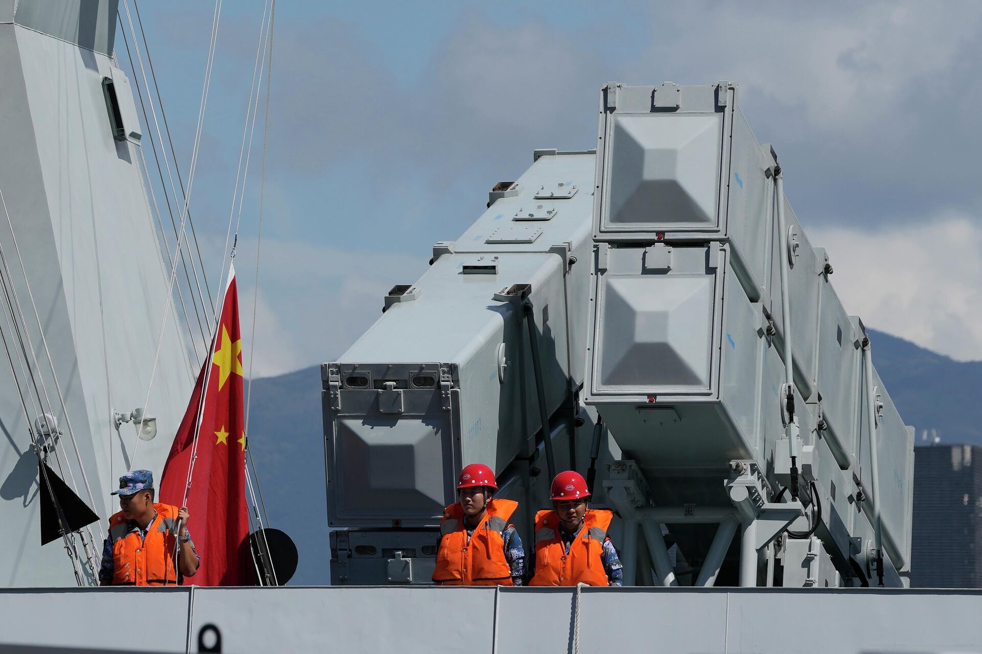 Моряки ВМС Народно-освободительной армии Китая на палубе ракетного фрегата Циньчжоу - РИА Новости, 1920, 03.05.2023