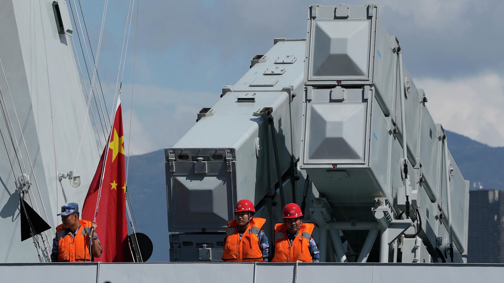Моряки ВМС Народно-освободительной армии Китая на палубе ракетного фрегата Циньчжоу - РИА Новости, 1920, 27.07.2022