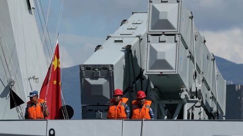Моряки ВМС Народно-освободительной армии Китая на палубе ракетного фрегата Циньчжоу