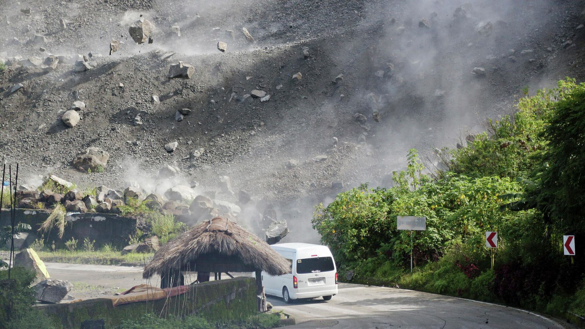 Камнепад во время землетрясения в Бауко, Филиппины - РИА Новости, 1920, 27.07.2022
