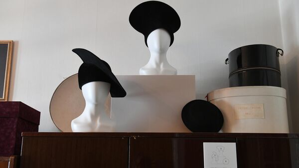 Шляпы в музее-квартире Майи Плисецкой на Тверской улице в Москве.