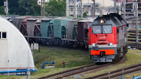 Первый грузовой поезд с цементом, прибывает в Калининград транзитом через Литву после снятия ограничений Евросоюза