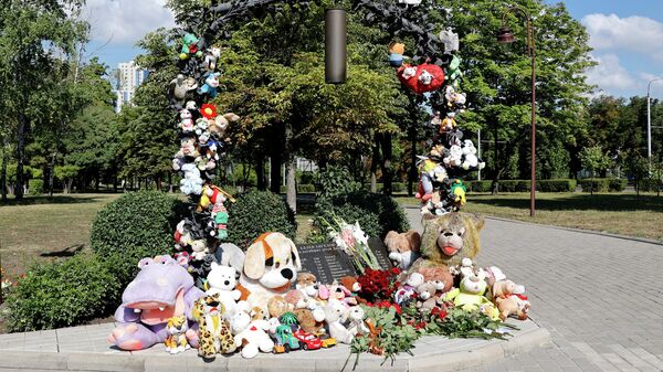 Цветы и игрушки, возложенные к памятнику Аллея Ангелов в парке Победы Калининского района Донецка во время акции в память о детях, погибших в ходе конфликта на юго-востоке Украины