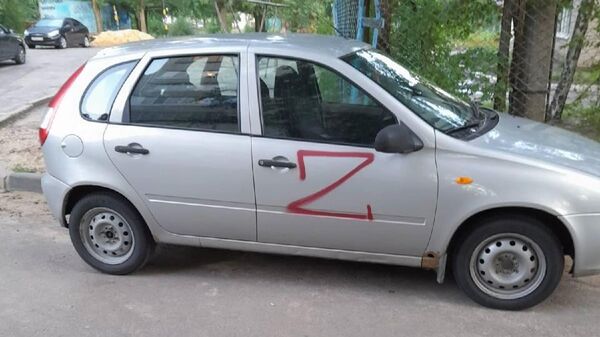 Автомобиль с нарисованной на двери буквой Z в Воронеже. Фото из соцсетей