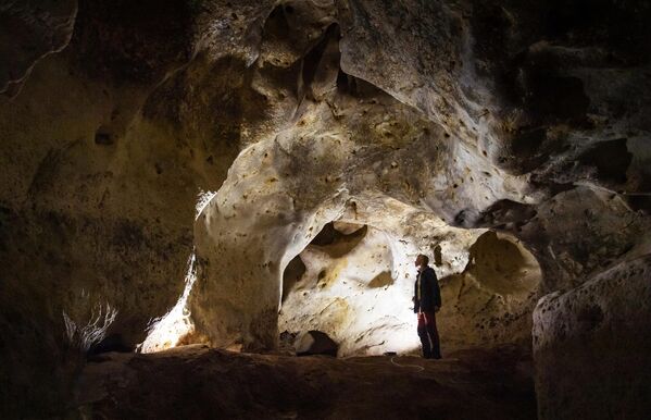 Посетитель в пещере Таврида, обнаруженной во время строительства одноименной скоростной автомагистрали, соединяющей полуостров с материковой Россией