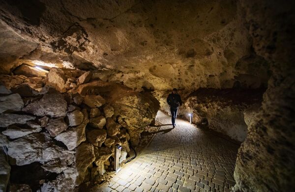 Посетитель в пещере Таврида, обнаруженной во время строительства одноименной скоростной автомагистрали, соединяющей полуостров с материковой Россией