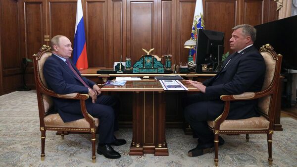 Президент РФ Владимир Путин и губернатор Астраханской области Игорь Бабушкин во время встречи