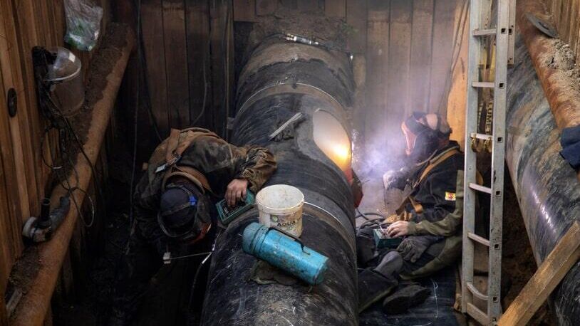 Сотрудники АО Мосгаз во время работ по реконструкции крупного газопровода на юго-востоке Москвы - РИА Новости, 1920, 26.07.2022