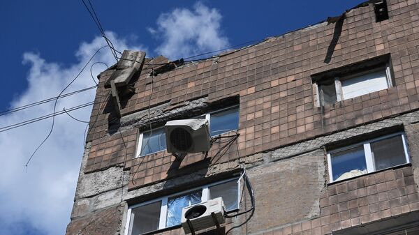 Жилой дом в Донецке, получивший повреждения в результате обстрела со стороны ВСУ