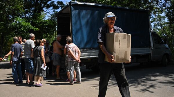 Раздача гуманитарной помощи волонтерами на одной из улиц в Мариуполе