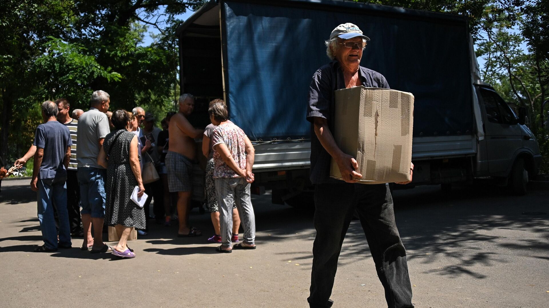Раздача гуманитарной помощи волонтерами из РФ на одной из улиц в Мариуполе - РИА Новости, 1920, 30.07.2022